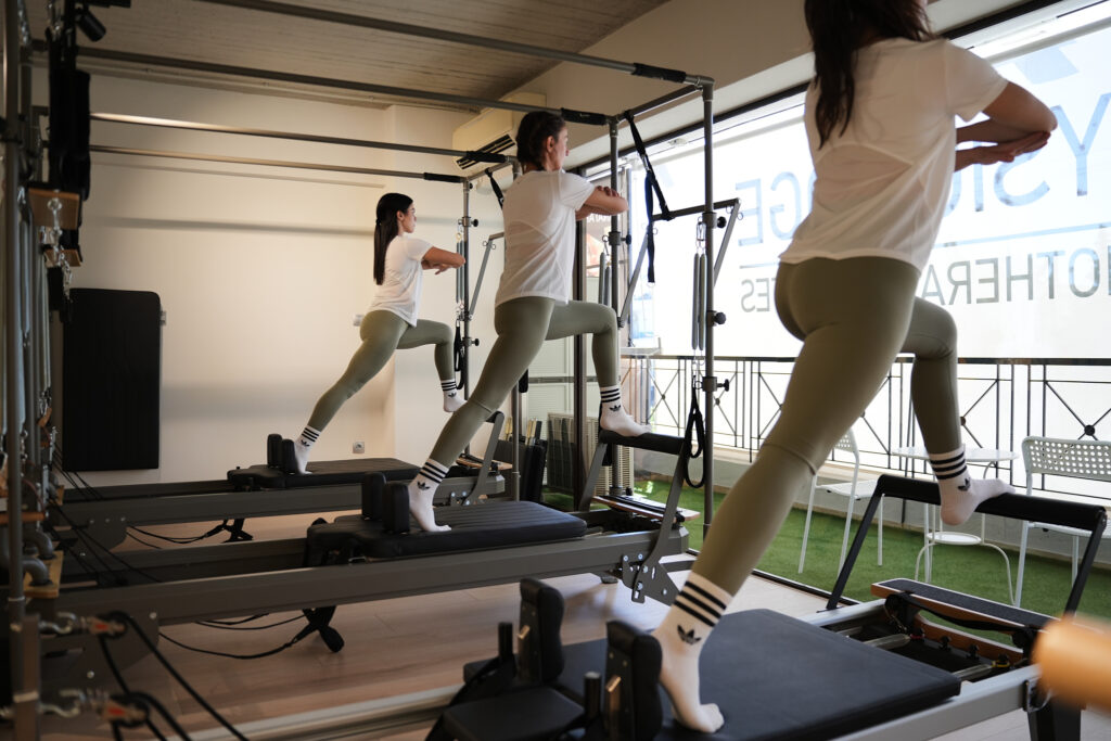 Φυσικοθεραπευτικά καθοδηγούμενη άσκηση Clinical Pilates στη Physio Edge στα Βριλήσσια.
